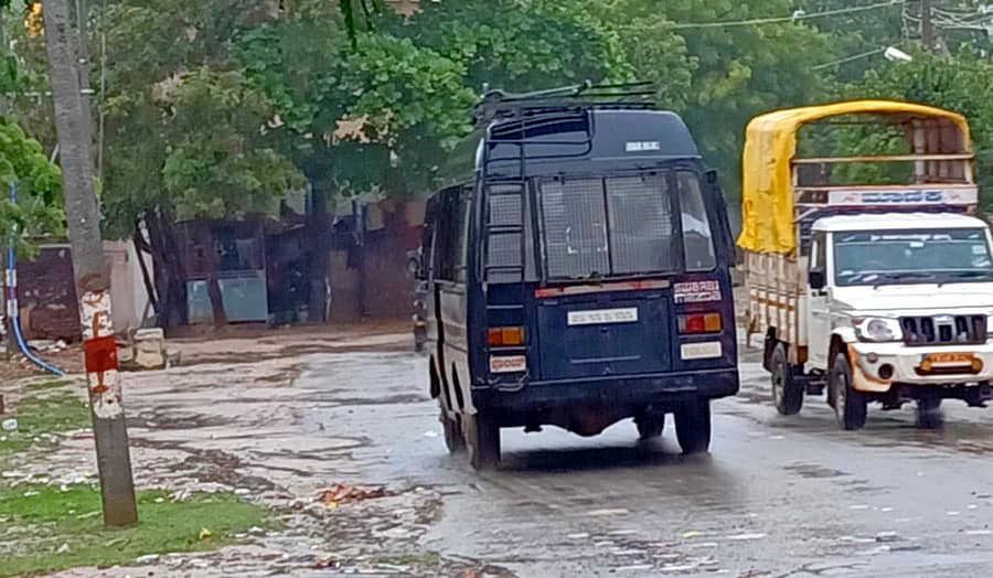 ಶ್ರೀಧರ್ ಹತ್ಯೆ ಆರೋಪಿಗಳನ್ನು ಪೊಲೀಸ್ ವಾಹನದಲ್ಲಿ ಕರೆದೊಯ್ಯಲಾಯಿತು.