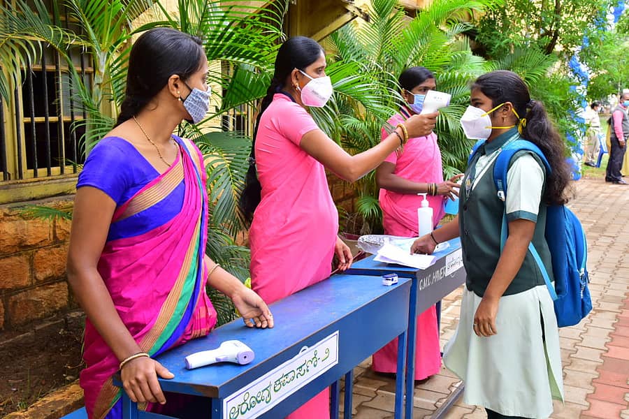 ಹಾವೇರಿ ನಗರದ ಮುನ್ಸಿಪಲ್ ಹೈಸ್ಕೂಲ್ನ ಎಸ್ಸೆಸ್ಸೆಲ್ಸಿ ಪರೀಕ್ಷಾ ಕೇಂದ್ರಕ್ಕೆ ಬಂದ ವಿದ್ಯಾರ್ಥಿನಿಗೆ ಥರ್ಮಲ್ ಸ್ಕ್ಯಾನರ್ ಮೂಲಕ ದೇಹದ ಉಷ್ಣಾಂಶ ಪರೀಕ್ಷಿಸಿದ ದೃಶ್ಯ –ಪ್ರಜಾವಾಣಿ ಚಿತ್ರ