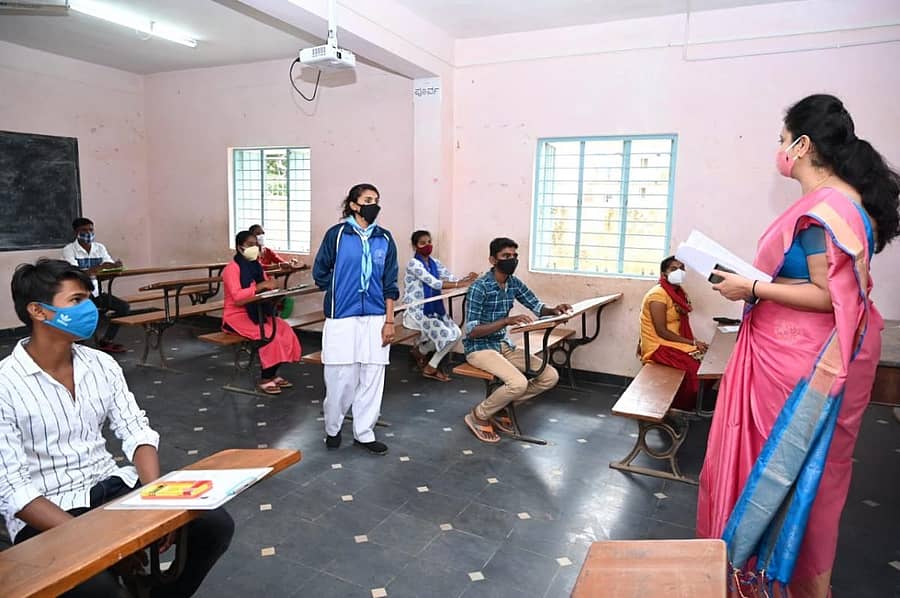 ಚಿಕ್ಕಬಳ್ಳಾಪುರದ ಸರ್ಕಾರಿ ಜೂನಿಯರ್ ಕಾಲೇಜಿನ ಪರೀಕ್ಷಾ ಕೇಂದ್ರಕ್ಕೆ ಜಿಲ್ಲಾಧಿಕಾರಿ ಆರ್.ಲತಾ ಭೇಟಿ ನೀಡಿದರು