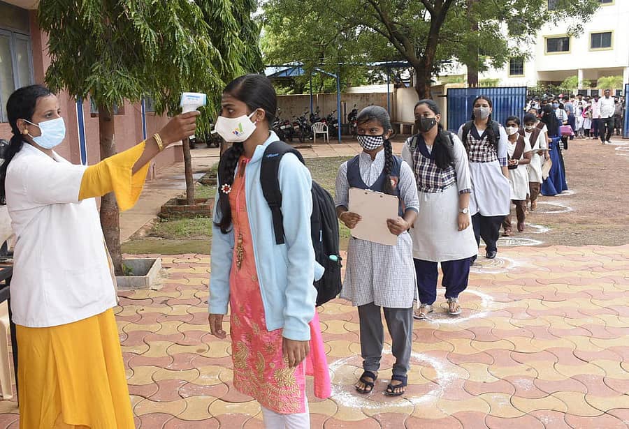 ಬೀದರ್ನ ಸರ್ದಾರ್ ಜೋಗಾಸಿಂಗ್ ಪ್ರೌಢ ಶಾಲೆಯ ಪರೀಕ್ಷಾ ಕೇಂದ್ರದಲ್ಲಿ ಥರ್ಮಲ್ ಸ್ಕ್ರೀನಿಂಗ್ ಮೂಲಕ ವಿದ್ಯಾರ್ಥಿಗಳ ದೇಹದ ಉಷ್ಣಾಂಶ ಪರೀಕ್ಷಿಸಿದ ಆರೋಗ್ಯ ಸಹಾಯಕಿ