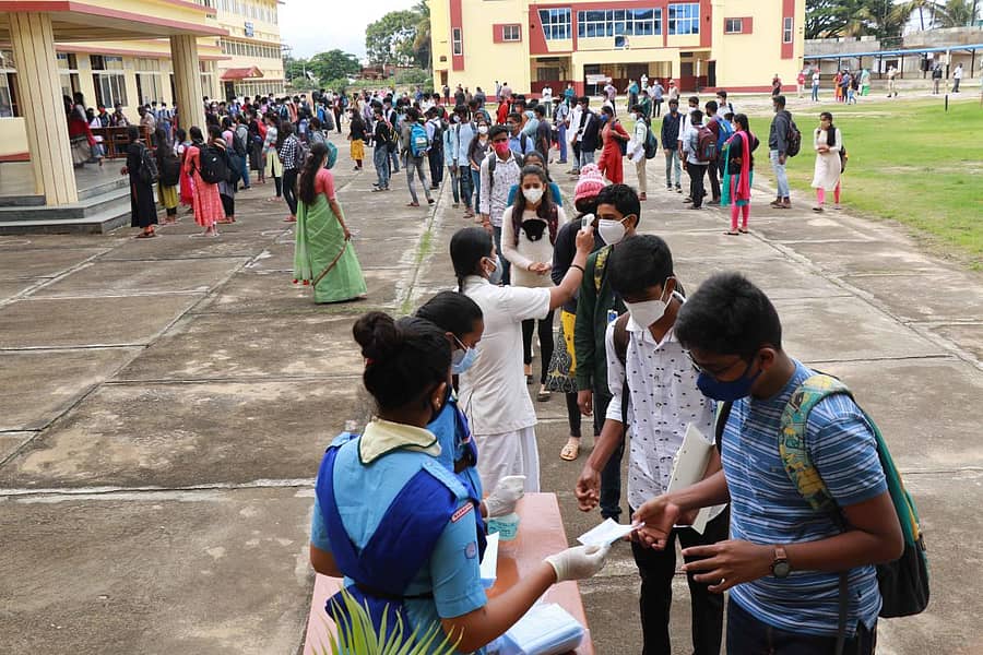 ಹಾಸನದ ಸಂತ ಫಿಲೋಮಿನಾ ಕಾಲೇಜು ಪರೀಕ್ಷಾ ಕೇಂದ್ರದಲ್ಲಿ ಥರ್ಮಲ್‌ ಸ್ಕ್ರೀನಿಂಗ್‌ ಮೂಲಕ ವಿದ್ಯಾರ್ಥಿಗಳ ದೇಹದ ಉಷ್ಣಾಂಶ ಪರೀಕ್ಷಿಸಲಾಯಿತು.