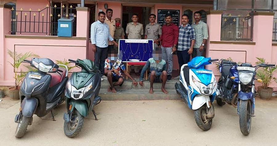 ಜಪ್ತಿ ಮಾಡಲಾದ ಚಿನ್ನಾಭರಣ, ದ್ವಿಚಕ್ರ ವಾಹನಗಳ ಜೊತೆ ಆರೋಪಿಗಳು ಹಾಗೂ ಅವರನ್ನು ಬಂಧಿಸಿದ ಬಾಗಲಗುಂಟೆ ಪೊಲೀಸರ ತಂಡ