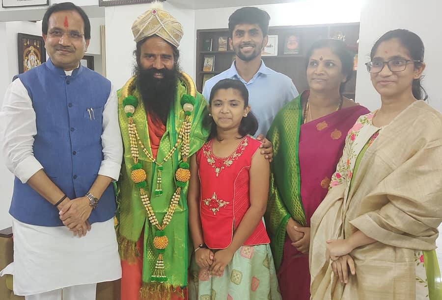 ನವದೆಹಲಿಯ ತಮ್ಮ ನಿವಾಸಕ್ಕೆ ಭೇಟಿ ನೀಡಿದ ಯೋಗಗುರು ರಾಮದೇವ ಬಾಬಾ ಅವರನ್ನು ಕೇಂದ್ರ ನವೀಕರಿಸಬಹುದಾದ ಇಂಧನ ಮೂಲ, ರಾಸಾಯನಿಕ ಮತ್ತು ರಸಗೊಬ್ಬರ ಖಾತೆ ರಾಜ್ಯ ಸಚಿವ ಭಗವಂತ ಖೂಬಾ ಸನ್ಮಾನಿಸಿದರು