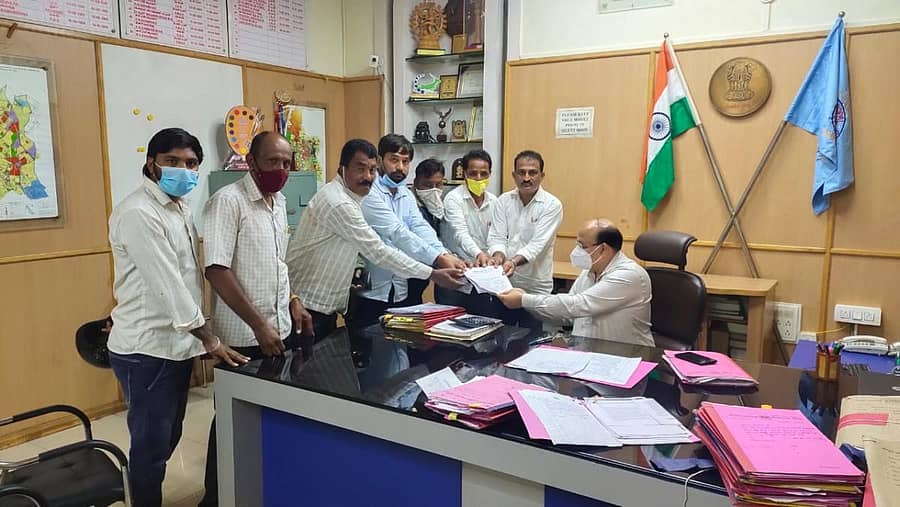 ಬಿಡನಾಳ ಗ್ರಾಮದಲ್ಲಿ ಹಜ್‌ ಭವನ ನಿರ್ಮಾಣಕ್ಕೆ ಜಾಗ ನೀಡುತ್ತಿರುವ ಪಾಲಿಕೆ ನಿರ್ಧಾರ ವಿರೋಧಿಸಿ ಸ್ಥಳೀಯರು ಸೋಮವಾರ ಮಹಾನಗರ ಪಾಲಿಕೆ ಆಯುಕ್ತ ಸುರೇಶ ಇಟ್ನಾಳ್‌ ಅವರಿಗೆ ಮನವಿ ಸಲ್ಲಿಸಿದರು