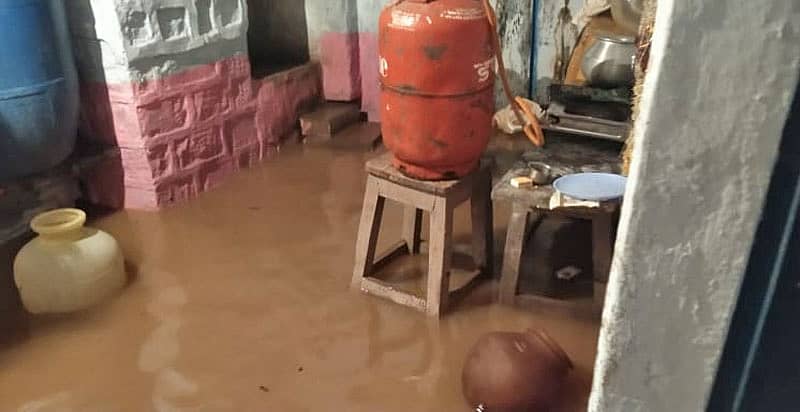 ಮಳೆಯಿಂದ ಮನೆಯೊಳಗೂ ನೀರು ತುಂಬಿರುವುದು