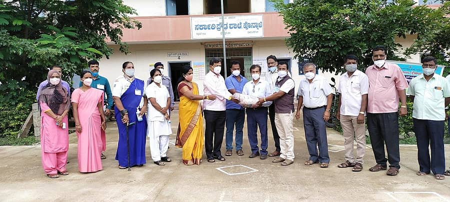 ಹೊನ್ನಾಳಿ ಸರ್ಕಾರಿ ಪದವಿಪೂರ್ವ ಕಾಲೇಜಿನ ಎಸ್ಸೆಸ್ಸೆಲ್ಸಿ ಪರೀಕ್ಷಾ ಕೇಂದ್ರಕ್ಕೆ ಶಾಸಕ ಎಂ.ಪಿ. ರೇಣುಕಾಚಾರ್ಯ ಭೇಟಿ ನೀಡಿ ವಿದ್ಯಾರ್ಥಿಗಳಿಗೆ ಮಾಸ್ಕ್‌ಗಳನ್ನು ವಿತರಿಸುವಂತೆ ಬಿಇಒ ಅವರಿಗೆ ನೀಡಿದರು.