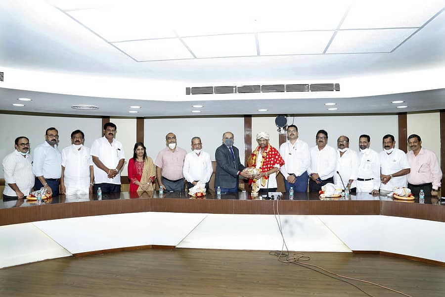 ದಕ್ಷಿಣ ಕನ್ನಡ ಜಿಲ್ಲಾ ಕೇಂದ್ರ ಸಹಕಾರಿ ಬ್ಯಾಂಕ್ (ಎಸ್ಸಿಡಿಸಿಸಿ ಬ್ಯಾಂಕ್) ‘ಹವಾಮಾನ ಆಧಾರಿತ ಬೆಳೆ ವಿಮಾ ಯೋಜನೆ’ಯನ್ನು ಸಮರ್ಪಕವಾಗಿ ಜಾರಿಗೊಳಿಸಿ ರಾಜ್ಯದಲ್ಲಿ ಪ್ರಥಮ ಸ್ಥಾನ ಗಳಿಸಿದ ಪ್ರಯುಕ್ತ ಎಸ್ಸಿಡಿಸಿಸಿ ಬ್ಯಾಂಕ್ನ ಅಧ್ಯಕ್ಷ ಎಂ.ಎನ್. ರಾಜೇಂದ್ರ ಕುಮಾರ್ ಅವರನ್ನು ಸೋಮವಾರ ಕೆನರಾ ಬ್ಯಾಂಕ್ ಹಾಗೂ ಲೀಡ್ ಡಿಸ್ಟ್ರಿಕ್ಟ್ ಬ್ಯಾಂಕ್ ವತಿಯಿಂದ ಅಭಿನಂದಿಸಲಾಯಿತು.