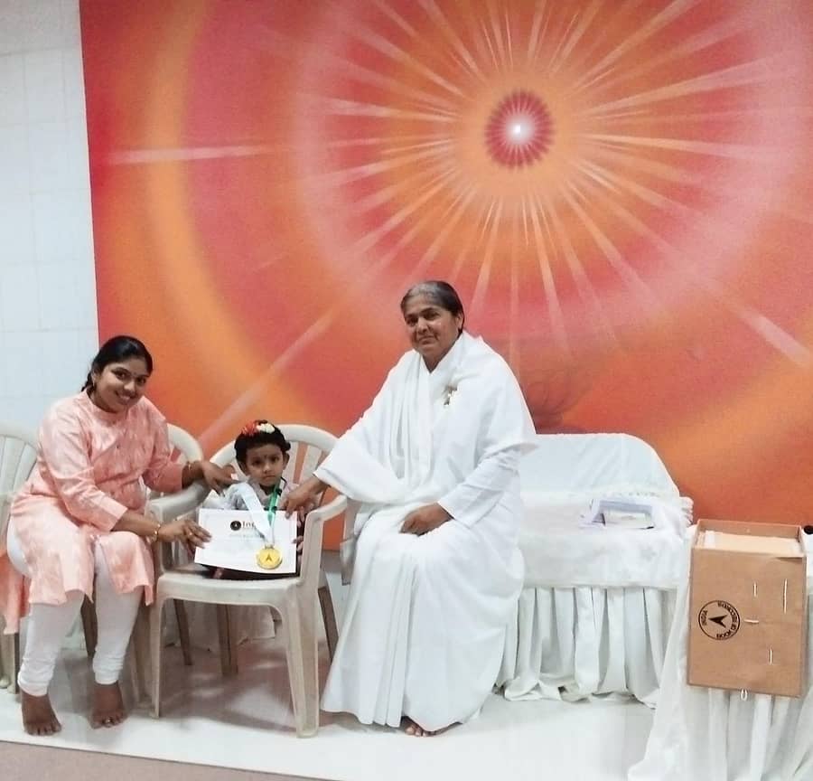 ಎರಡೂವರೆ ವರ್ಷದ ಲೋಹಿತಾಶ್ರೀ ಕುಷ್ಟಗಿಗೆ ಈಶ್ವರೀಯ ವಿಶ್ವವಿದ್ಯಾಲಯದಲ್ಲಿ ಸನ್ಮಾನ ಮಾಡಲಾಯಿತು