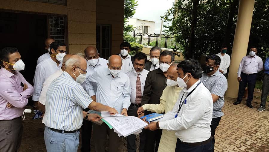 ಬೆಳಗಾವಿಯಲ್ಲಿ ಕೆಎಲ್ಇ ಸಂಸ್ಥೆಯಿಂದ ನಿರ್ಮಿಸಲಾಗುತ್ತಿರುವ ಕ್ಯಾನ್ಸರ್ ಆಸ್ಪತ್ರೆಯ ಪ್ರಗತಿಯನ್ನು ಕಾರ್ಯಾಧ್ಯಕ್ಷ ಪ್ರಭಾಕರ ಕೋರೆ ಸೋಮವಾರ ಪರಿಶೀಲಿಸಿದರು