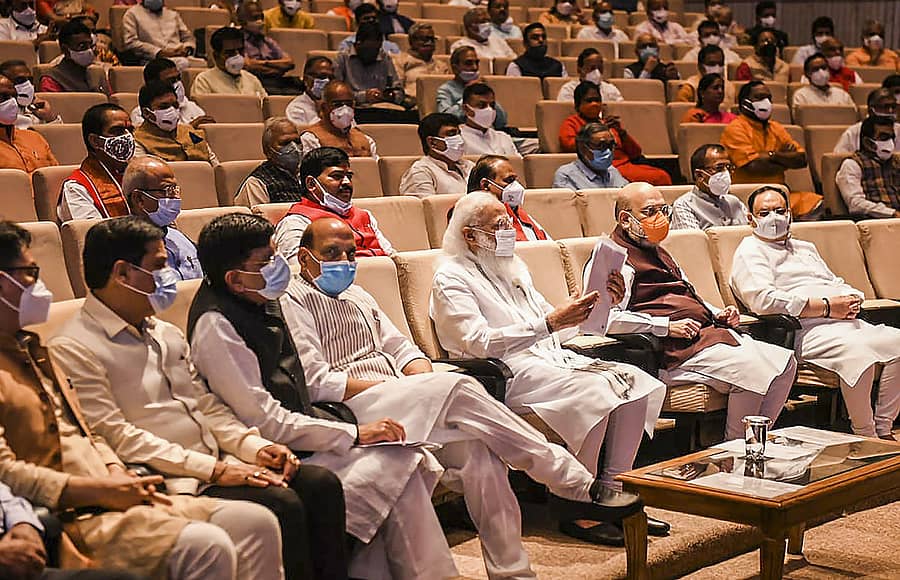 ಬಿಜೆಪಿ ಸಂಸದೀಯ ಪಕ್ಷದ ಸಭೆಯಲ್ಲಿ ರಕ್ಷಣಾ ಸಚಿವ ರಾಜನಾಥ್ ಸಿಂಗ್, ಪ್ರಧಾನಿ ನರೇಂದ್ರ ಮೋದಿ, ಗೃಹ ಸಚಿವ ಅಮಿತ್ ಶಾ ಹಾಗೂ ಇತರರು ಪಾಲ್ಗೊಂಡಿದ್ದರು –ಪಿಟಿಐ ಚಿತ್ರ