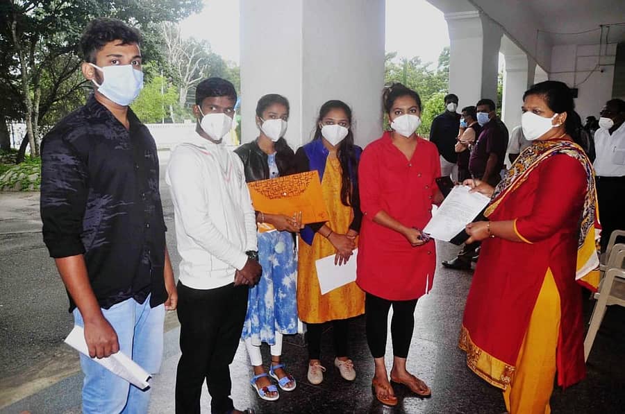 ಎಬಿವಿಪಿ ನೇತೃತ್ವದಲ್ಲಿ ವಿದ್ಯಾರ್ಥಿಗಳು ಹಾಸನ ಹೆಚ್ಚುವರಿ ಜಿಲ್ಲಾಧಿಕಾರಿ ಕವಿತಾ ರಾಜರಾಂ ಅವರಿಗೆ ಮನವಿ ಸಲ್ಲಿಸಿದರು.