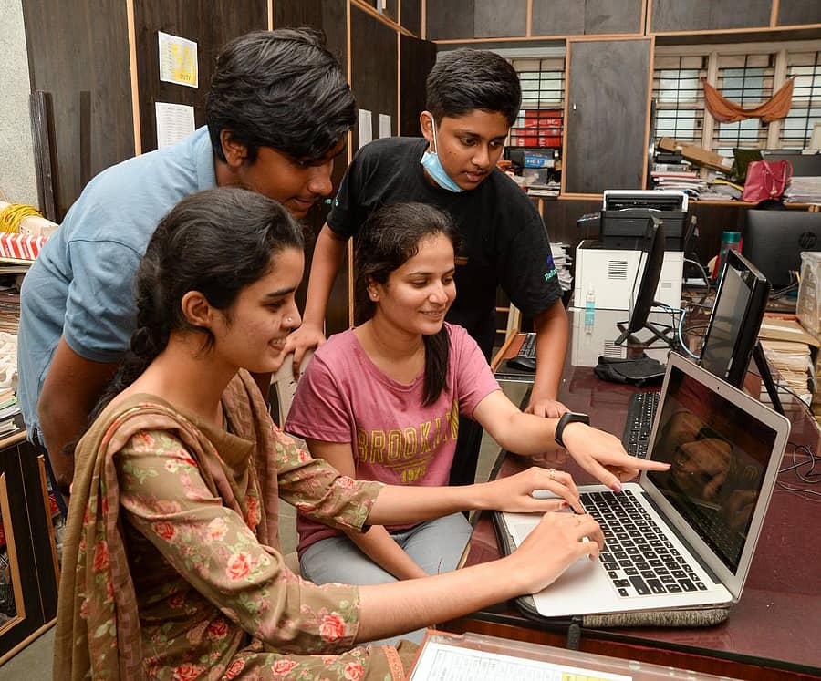 ದಾವಣಗೆರೆಯ ಸಿದ್ದಗಂಗಾ ಕಾಲೇಜಿನಲ್ಲಿ ದ್ವಿತೀಯ ಪಿಯುಸಿ ಫಲಿತಾಂಶವನ್ನು ಆನ್ಲೈನ್ನಲ್ಲಿ ನೋಡುತ್ತಿರುವ ವಿದ್ಯಾರ್ಥಿಗಳು –ಪ್ರಜಾವಾಣಿ ಚಿತ್ರ/ ಸತೀಶ ಬಡಿಗೇರ್