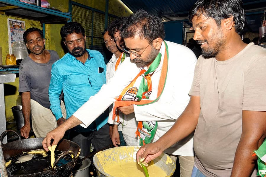ಮಿರ್ಚಿ ಕರಿದ ಕಾಂಗ್ರೆಸ್ ನಾಯಕ ಸಂತೋಷ್ ಲಾಡ್