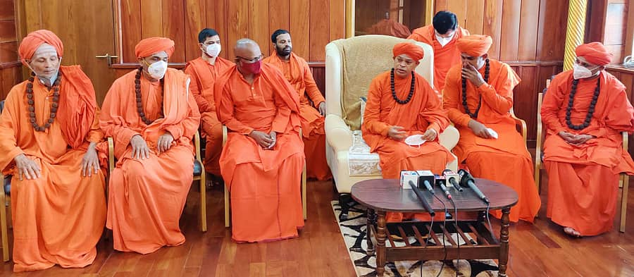 ಚಿತ್ರದುರ್ಗದಲ್ಲಿ ಮಂಗಳವಾರ ಮುಖ್ಯಮಂತ್ರಿ ಬಿ.ಎಸ್. ಯಡಿಯೂರಪ್ಪ ಅವರ ಪರವಾಗಿ ಶಿವಮೂರ್ತಿ ಮುರುಘಾ ಶರಣರ ನೇತೃತ್ವದಲ್ಲಿ ಪತ್ರಿಕಾಗೋಷ್ಠಿ ನಡೆಯಿತು. ಬಸವಮೂರ್ತಿ ಮಾದಾರ ಚನ್ನಯ್ಯ ಸ್ವಾಮೀಜಿ, ಇಮ್ಮಡಿ ಸಿದ್ಧರಾಮೇಶ್ವರ ಸ್ವಾಮೀಜಿ, ಶಾಂತವೀರ ಸ್ವಾಮೀಜಿ, ಗುರುಮಹಾಂತ ಸ್ವಾಮೀಜಿ, ಶಿವಬಸವ ಸ್ವಾಮೀಜಿ ಇದ್ದರು.