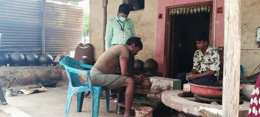 ಸುರಪುರದ ರಂಗಂಪೇಟೆಯಲ್ಲಿ ಬಸವರಾಜ ಎಂಬುವವರು ಸೌರಶಕ್ತಿ ಆಧಾರಿತ ತಿಗರಿಯ ಮೇಲೆ ಮಡಿಕೆ ತಯಾರಿಸುತ್ತಿರುವುದು. ಪಕ್ಕದಲ್ಲಿ ಹಳೆ ಮಾದರಿಯ ತಿಗರಿ ಇದೆ