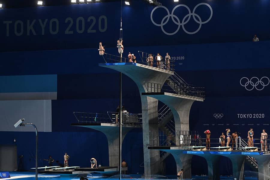 ಟೋಕಿಯೊ ಅಕ್ವಾಟಿಕ್ ಕೇಂದ್ರದಲ್ಲಿ ಡೈವಿಂಗ್ ಅಭ್ಯಾಸದಲ್ಲಿ ತೊಡಗಿರುವ ಈಜುಪಟುಗಳು –ಎಎಫ್ಪಿ ಚಿತ್ರ