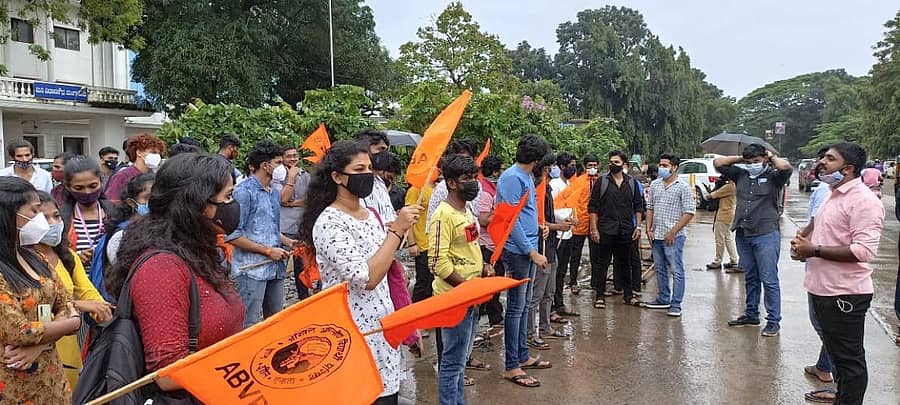 ಮಂಗಳೂರಿನ ಮಿನಿ ವಿಧಾನ ಸೌಧದ ಎದುರು ಎಬಿವಿಪಿ ಕಾರ್ಯಕರ್ತರು ಪ್ರತಿಭಟನೆ ನಡೆಸಿದರು.