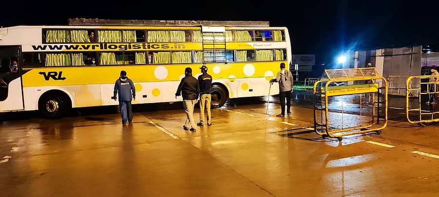 ವಾಹನಗಳನ್ನು ವಾಪಸ್ ಕಳಿಸುತ್ತಿರುವ ಪೊಲೀಸ್ ಸಿಬ್ಬಂದಿ