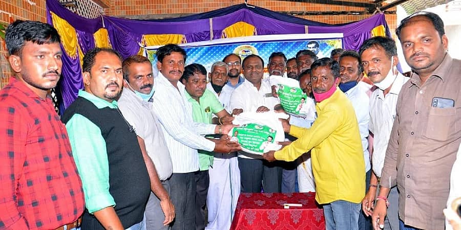 ಮುಳಬಾಗಿಲು ತಾಲ್ಲೂಕಿನ ತಾಯಲೂರು ಹೋಬಳಿಯ ಕೋಗಿಲೇರಿ ಗ್ರಾಮದಲ್ಲಿ ಹಾಲು ಉತ್ಪಾದಕರಿಗೆ ಕೋಚಿಮುಲ್ ನಿರ್ದೇಶಕ ಕಾಡೇನಹಳ್ಳಿ ನಾಗರಾಜ್ ಆಹಾರದ ಕಿಟ್ ವಿತರಿಸಿದರು