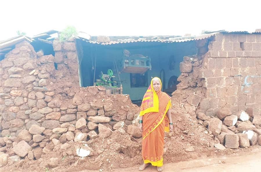 ಚಿಟಗುಪ್ಪ ತಾಲ್ಲೂಕಿನ ವಳಖಿಂಡಿ ಗ್ರಾಮದ ನರಸಮ್ಮ ಬಂಡೆಪ್ಪ ಅವರ ಮನೆಯ ಗೋಡೆ ಮಳೆಯಿಂದ ಕುಸಿದಿದೆ