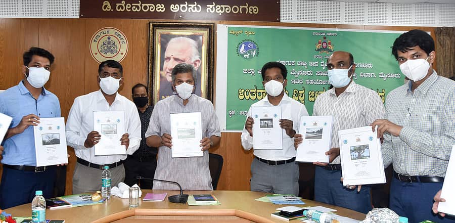 ಮೈಸೂರು ಜಿಲ್ಲಾ ಪಂಚಾಯಿತಿಯಲ್ಲಿ ಗುರುವಾರ ನಡೆದ ಕರ್ನಾಟಕ ಜೀವ ವೈವಿಧ್ಯ ಮಂಡಳಿಯ ಸಭೆಯಲ್ಲಿ ಅಧ್ಯಕ್ಷ ಅನಂತ ಹೆಗಡೆ ಆಶೀಸರ ಜೀವ ವೈವಿಧ್ಯ ದಾಖಲಾತಿ ಬಿಡುಗಡೆ ಮಾಡಿದರು.  ಉಪ ಸಂರಕ್ಷಣಾಧಿಕಾರಿ ಡಾ.ಕೆ.ಸಿ.ಪ್ರಶಾಂತ್‍ಕುಮಾರ್, ಮುಖ್ಯ ಅರಣ್ಯ ಸಂರಕ್ಷಣಾಧಿಕಾರಿ ಹೀರಲಾಲ್, ಜಿಲ್ಲಾಧಿಕಾರಿ ಡಾ.ಬಗಾದಿ ಗೌತಮ್, ಜಿಲ್ಲಾ ಪಂಚಾಯಿತಿ ಮುಖ್ಯ ಕಾರ್ಯನಿರ್ವಾಹಕ ಅಧಿಕಾರಿ ಎ.ಎಂ.ಯೋಗೇಶ್ ಮತ್ತು  ಪಾಲಿಕೆ ಆಯುಕ್ತ ಲಕ್ಷ್ಮೀಕಾಂತ್‌ ರೆಡ್ಡಿ ಇದ್ದಾರೆ