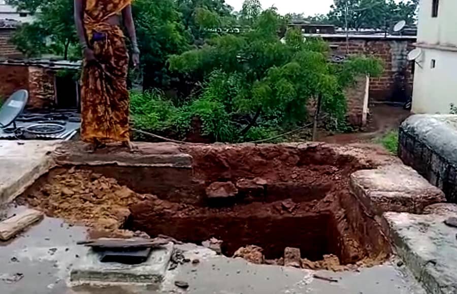 ಬಸವಕಲ್ಯಾಣ ತಾಲ್ಲೂಕಿನ ಅತ್ಲಾಪುರದ ಮಹಾನಂದ ಪಂಚಾಳ ಅವರ ಮನೆಯ ಚಾವಣಿ ಮಳೆಯಿಂದಾಗಿ ಕುಸಿದಿದೆ