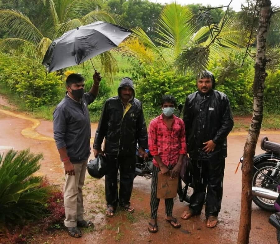 ಆನವಟ್ಟಿ ಸಮೀಪದ ಜಡೆ ಸರ್ಕಾರಿ ಪ್ರೌಢ ಶಾಲೆಯ ಶಿಕ್ಷಕರು ಕುಂಟು ನೆಪ ಹೇಳಿ ಪರೀಕ್ಷೆಗೆ ಗೈರಾಗುತ್ತಿದ್ದ ವಿದ್ಯಾರ್ಥಿಯನ್ನು ಸುರಿಯುವ ಮಳೆಯಲ್ಲಿ ಹುಡುಕಿ ಪರೀಕ್ಷಾ ಕೇಂದ್ರ ತಂದ ಶಿಕ್ಷಕರು.