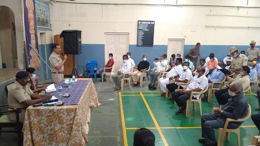 ಕೆಜಿಎಫ್ ರಾಬರ್ಟಸನ್ ಪೇಟೆಯಲ್ಲಿ ಗುರುವಾರ ನಡೆದ ಶಾಂತಿ ಸಭೆಯಲ್ಲಿ ಡಿವೈಎಸ್ಪಿ ಮುರಳೀಧರನ್ ಮಾತನಾಡಿದರು. ತಹಶೀಲ್ದಾರ್ ಕೆ.ಎನ್. ಸುಜಾತಾ, ಸರ್ಕಲ್ ಇನ್ಸ್ಪೆಕ್ಟರ್ ನಾಗರಾಜ್ ಹಾಜರಿದ್ದರು