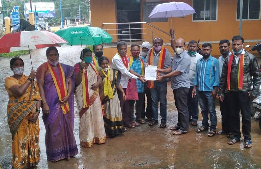 ಶಿವಮೊಗ್ಗದ ವಿಮಾನ ನಿಲ್ದಾಣಕ್ಕೆ ರಾಷ್ಟ್ರಕವಿ ಕುವೆಂಪು ವಿಮಾನ ನಿಲ್ದಾಣ ಎಂದು ನಾಮಕರಣ ಮಾಡಲು ಕರ್ನಾಟಕ ರಕ್ಷಣಾ ವೇದಿಕೆ ದಾವಣಗೆರೆ ಜಿಲ್ಲಾ ಘಟಕದಿಂದ ನಗರದಲ್ಲಿ ಪ್ರತಿಭಟನೆ ನಡೆಸಿ ಮನವಿ ಸಲ್ಲಿಸಲಾಯಿತು