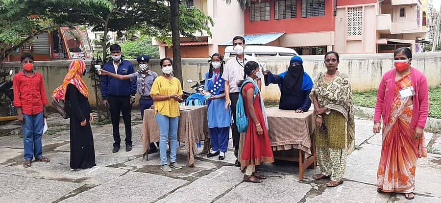 ಕೋಲಾರದ ನೂತನ ಪದವಿಪೂರ್ವ ಕಾಲೇಜಿನ ಪರೀಕ್ಷಾ ಕೇಂದ್ರದಲ್ಲಿ ಎಸ್ಸೆಸ್ಸೆಲ್ಸಿ ವಿದ್ಯಾರ್ಥಿಗಳಿಗೆ ಥರ್ಮಲ್ ಸ್ಕ್ರೀನಿಂಗ್ ಮಾಡಿ ಕೇಂದ್ರಕ್ಕೆ ಕಳುಹಿಸಿಕೊಡಲಾಯಿತು. ಕೇಂದ್ರದ ಮುಖ್ಯ ಅಧೀಕ್ಷಕ ರುದ್ರಪ್ಪ ಹಾಜರಿದ್ದರು