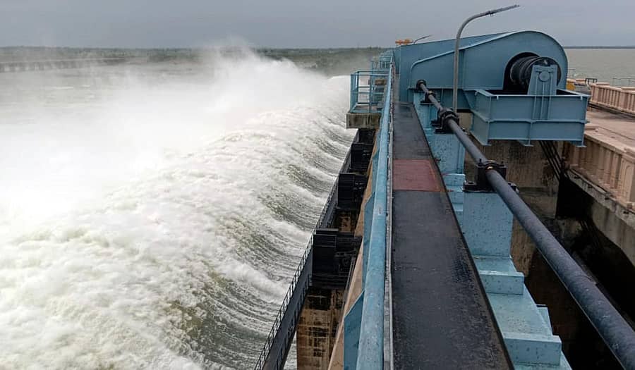 ಹುಣಸಗಿ ತಾಲ್ಲೂಕಿನ ನಾರಾಯಣಪುರದ ಬಸವಸಾಗರ ಜಲಾಶಯದಿಂದ 22 ಗೇಟ್‌ಗಳ ಮುಖಾಂತರ 1.35 ಲಕ್ಷ ಕ್ಯುಸೆಕ್ ನೀರನ್ನು ಹರಿಬಿಡಲಾಯಿತು