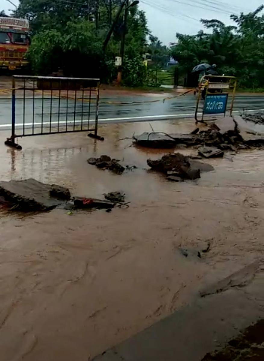 ಶಿರಸಿ–ಹುಬ್ಬಳ್ಳಿ ರಸ್ತೆಯಲ್ಲಿ ಚರಂಡಿ ಮುಚ್ಚಳ ಒಡೆದು ರಸ್ತೆ ಪಕ್ಕ ಹಾಕಿರುವುದು