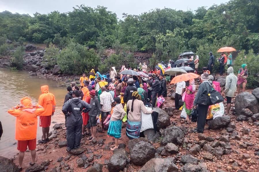 ಮಹಾರಾಷ್ಟ್ರದ ಕೊಲ್ಲಾಪುರ ಜಿಲ್ಲೆಯ ಅಂಬೆವಾಡಿಯಲ್ಲಿ ಪ್ರವಾಹ ಪೀಡಿತ ಗ್ರಾಮಸ್ಥರನ್ನು ಸುರಕ್ಷಿತ ಪ್ರದೇಶಗಳಿಗೆ ಸ್ಥಳಾಂತರ ಮಾಡಲಾಯಿತು –- ಎಎಫ್ಪಿ ಚಿತ್ರ