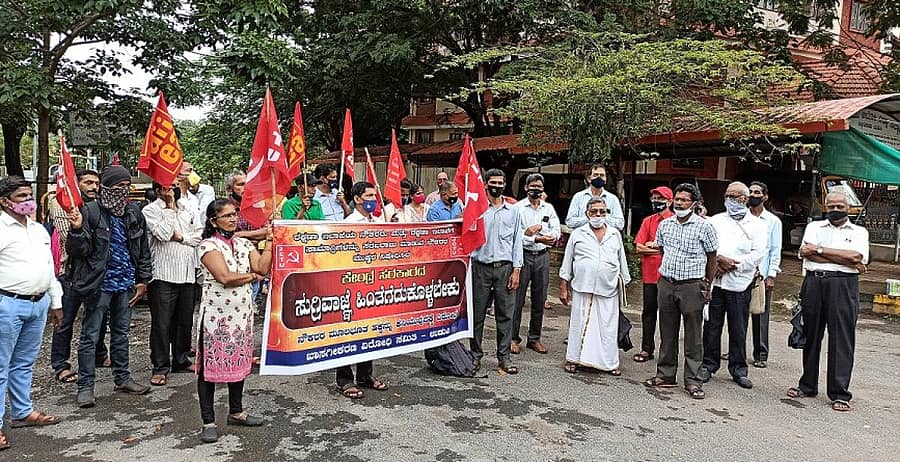 ಉಡುಪಿಯ ಅಜ್ಜರಕಾಡು ಹುತಾತ್ಮರ ಸ್ಮಾರಕದ ಎದುರು ಶುಕ್ರವಾರ ಖಾಸಗೀಕರಣ ವಿರೋಧಿ ವೇದಿಕೆಯಿಂದ ಪ್ರತಿಭಟನೆ ನಡೆಸಲಾಯಿತು.