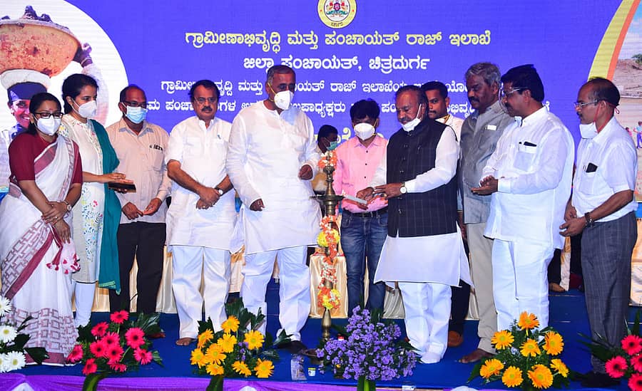 ಚಿತ್ರದುರ್ಗದ ಮುರುಘಾ ಮಠದ ಅನುಭವ ಮಂಟಪದಲ್ಲಿ ಶುಕ್ರವಾರ ಏರ್ಪಡಿಸಿದ್ದ ಸಮಾರಂಭವನ್ನು ಗ್ರಾಮೀಣಾಭಿವೃದ್ಧಿ ಸಚಿವ ಕೆ.ಎಸ್.ಈಶ್ವರಪ್ಪ ಉದ್ಘಾಟಿಸಿದರು. ಜಿಲ್ಲಾ ಪಂಚಾಯಿತಿ ಸಿಇಒ ಡಾ.ಕೆ.ನಂದಿನಿದೇವಿ, ಆಯುಕ್ತರಾದ ಪ್ರಿಯಾಂಕ ಮೇರಿ ಫ್ರಾನ್ಸಿಸ್, ಶಿವಾನಂದ ಕಳವೆ, ಶಾಸಕರಾದ ಜಿ.ಎಚ್.ತಿಪ್ಪಾರೆಡ್ಡಿ, ಎಂ.ಚಂದ್ರಪ್ಪ, ಟಿ.ರಘುಮೂರ್ತಿ ಇದ್ದಾರೆ.