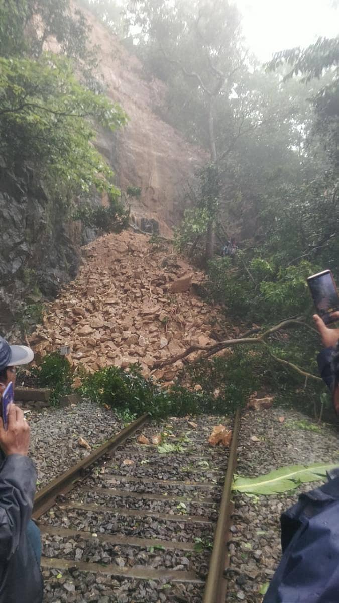 ನೈರುತ್ಯ ರೈಲ್ವೆ ವಲಯದ ಹುಬ್ಬಳ್ಳಿ ವಿಭಾಗ ವ್ಯಾಪ್ತಿಯ ದೂಧಸಾಗರ –ಸೋನಾಲಿಯಂ ಮಾರ್ಗದಲ್ಲಿ ಭೂ ಕುಸಿತ ಸಂಭವಿಸಿರುವುದು