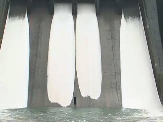 ಕೊಯ್ನಾ ಜಲಾಶಯದಿಂದ ನೀರನ್ನು ಹೊರ ಬಿಡಲಾಗಿದೆ