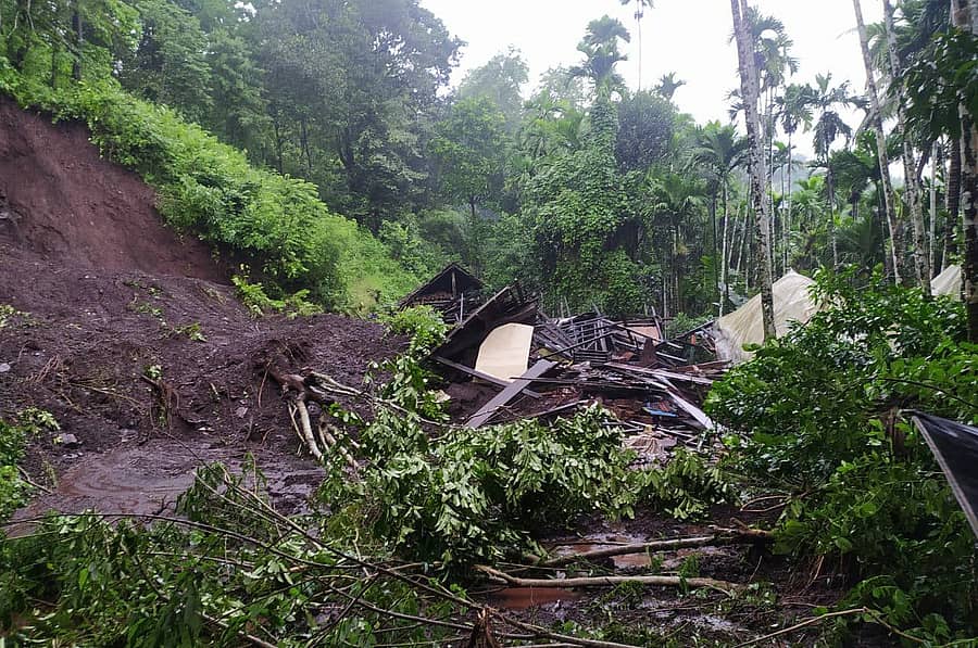 ಮಳೆಗೆ ಕುಸಿದು ಬದ್ದಿರುವ ಮನೆ