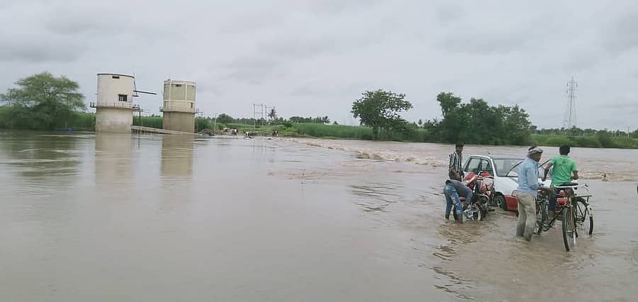 ಮಹಾಲಿಂಗಪುರ ಬಳಿಯ ಢವಳೇಶ್ವರ ಸೇತುವೆ ಘಟಪ್ರಭಾ ನದಿ ನೀರಿನಲ್ಲಿ ಮುಳುಗಡೆಯಾಗಿದೆ. ಸ್ಥಳೀಯರು ನದಿ ನೀರಿನಲ್ಲಿ ವಾಹನಗಳ ತೊಳೆಯುವುದು ಕಂಡುಬಂದಿತು