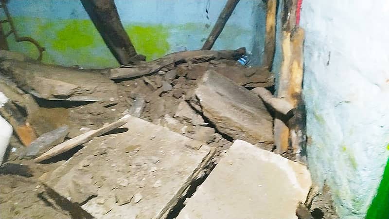 ಯರಗೋಳ ಗ್ರಾಮದ ವಾರ್ಡ್ ಸಂಖ್ಯೆ 4ರಲ್ಲಿ ಮಳೆಯಿಂದಾಗಿ ಮನೆ ಬಿದ್ದಿದೆ