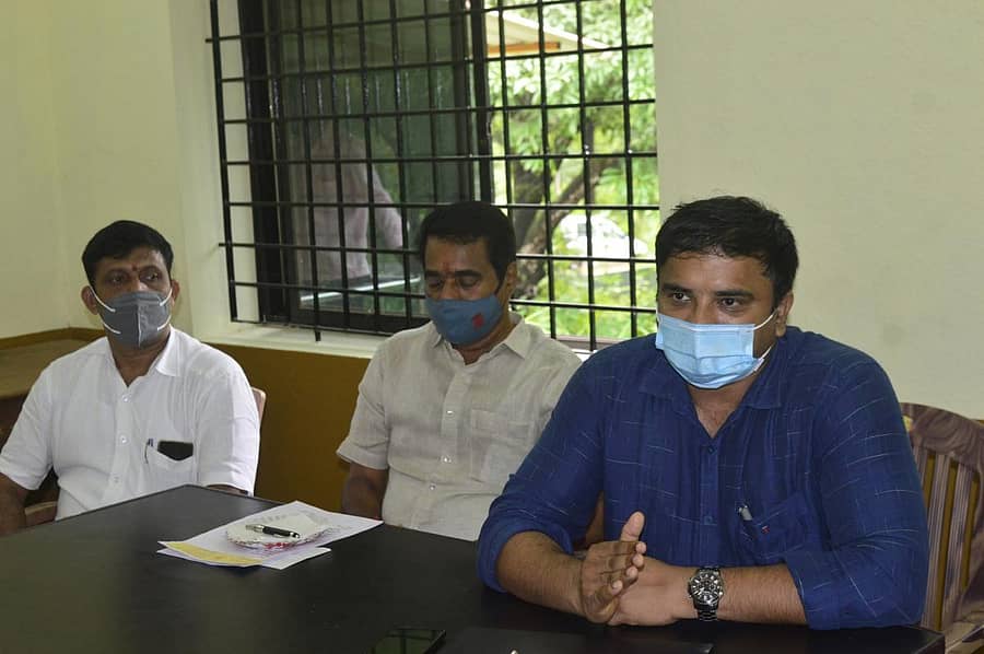 ಮೂಡುಬಿದಿರೆಯ ಪ್ರವಾಸಿ ಮಂದಿರದಲ್ಲಿ ಜಿಲ್ಲಾಧಿಕಾರಿ ಡಾ.ರಾಜೇಂದ್ರ ಕೆ.ವಿ ಸಭೆ ನಡೆಸಿದರು. ಶಾಸಕ ಉಮಾನಾಥ ಕೋಟ್ಯಾನ್ ಇದ್ದರು.