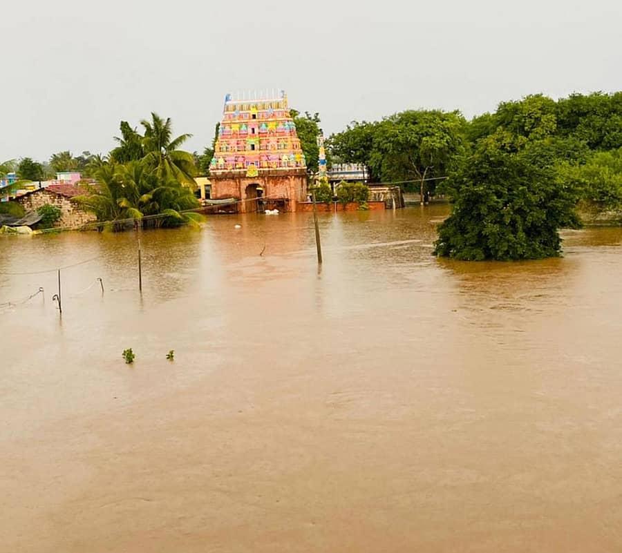 ಹುಕ್ಕೇರಿ ಬಡಕುಂದ್ರಿ ಬಳಿ ಹರಿಯುವ ಹಿರಣ್ಯಕೇಶಿ ನದಿ ನೀರಿನಲ್ಲಿ ಜಲಾವೃತಗೊಂಡ ಲಕ್ಷ್ಮೀದೇವಿ (ಹೊಳೆಮ್ಮ) ಮಂದಿರ