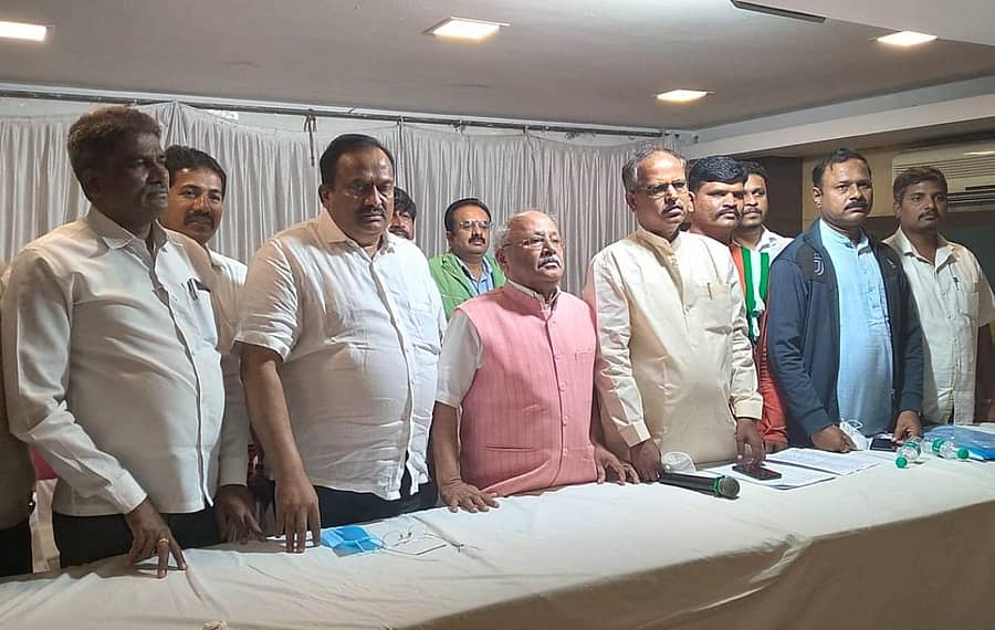 ಸುದ್ದಿಗೋಷ್ಠಿಯಲ್ಲಿ (ಎಡದಿಂದ ಮೂರನೆಯವರು) ಕೆ.ಮುಕುಡಪ್ಪ ಮಾತನಾಡಿದರು. ಹಿಂದುಳಿದ ವರ್ಗಗಳ ಮುಖಂಡರಾದ ತಿಪ್ಪಣ್ಣ ರೆಡ್ಡಿ, ಶಿವಪ್ಪ, ಬಸವರಾಜ ಬಾಳೇಕಾಯಿ, ಪ್ರಸನ್ನ ಕುಮಾರ್, ವಿಶ್ವನಾಥ್, ಅಮರೇಶ್ ಕಾಮನಕೇರಿ, ಬಸವರಾಜ ಓಟೂರು ಹಾಗೂ ಇತರರು ಇದ್ದರು.