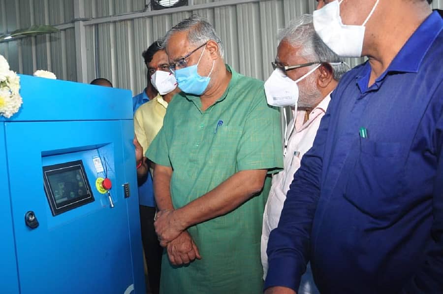 ಆಮ್ಲಜನಕ ಜನರೇಟರ್ ಅನ್ನು ಸಚಿವ ಎಸ್.ಸುರೇಶ್ ಕುಮಾರ್ ಪರಿಶೀಲಿಸಿದರು. ಶಾಸಕ ಎನ್.ಮಹೇಶ್ ಇದ್ದಾರೆ