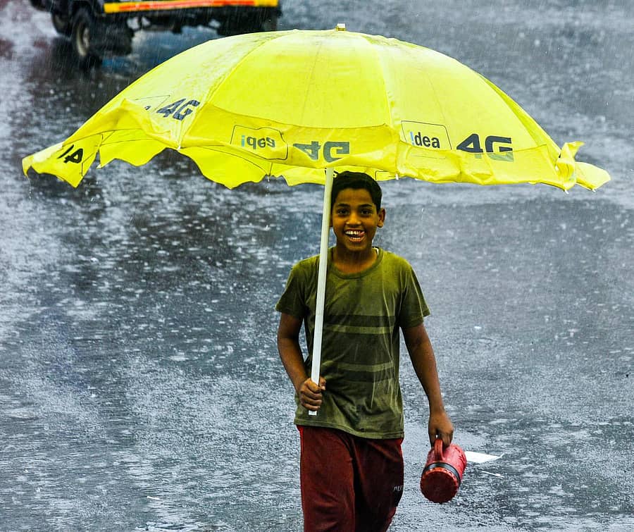 ಕಲಬುರ್ಗಿಯಲ್ಲಿ ಶುಕ್ರವಾರ ಸಂಜೆ ಸುರಿದ ಮಳೆಯಲ್ಲಿ ಬಾಲಕ ಕೊಡೆ ಹಿಡಿದು ಸಾಗಿದ್ದು ಹೀಗೆ