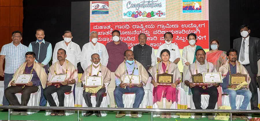 ದಾವಣಗೆರೆಯ ಶಾಮನೂರು ಶಿವಶಂಕರಪ್ಪ ಕಲ್ಯಾಣ ಮಂಟಪದಲ್ಲಿ ನಡೆದ ತರಬೇತಿ ಸಮಾರೋಪ ಸಮಾರಂಭದಲ್ಲಿ ನರೇಗಾ ಯೋಜನೆಯನ್ನು ಪರಿಣಾಮಕಾರಿಯಾಗಿ ಜಾರಿ ಮಾಡಿದ ಅಧಿಕಾರಿಗಳನ್ನು ಸಚಿವ ಕೆ.ಎಸ್. ಈಶ್ವರಪ್ಪ ಅವರು ಸನ್ಮಾನಿಸಿದರು. ಶಾಸಕರಾದ ಎಸ್.ವಿ. ರಾಮಚಂದ್ರ, ಎಸ್.ಎ. ರವೀಂದ್ರನಾಥ್, ಪ್ರಿಯಾಂಕ ಮೇರಿ ಫ್ರಾನ್ಸಿಸ್, ಗಾಯಿತ್ರಿ, ವಿಜಯ್ ಮಹಾಂತೇಶ್ ದಾನಮ್ಮನವರ್ ಇದ್ದರು. –ಪ್ರಜಾವಾಣಿ ಚಿತ್ರ