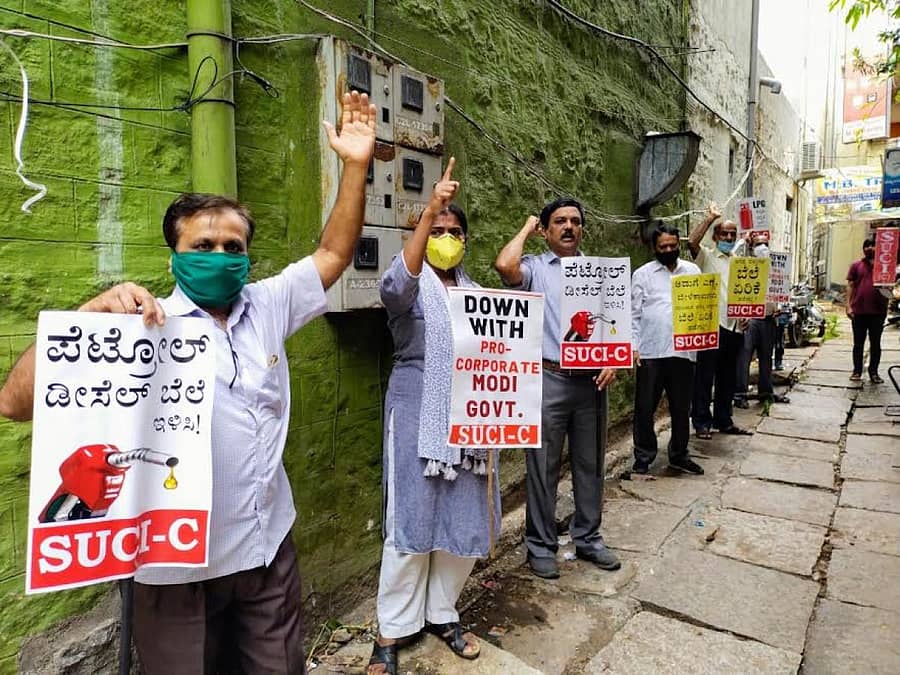 ದರ ಏರಿಕೆ ವಿರೋಧಿಸಿ ಸೋಷಿಯಲಿಸ್ಟ್ ಯೂನಿಟಿ ಸೆಂಟರ್ ಆಫ್ ಇಂಡಿಯಾ (ಕಮ್ಯುನಿಸ್ಟ್) ಸಂಘಟನೆಯ ಸದಸ್ಯರು ಪ್ರತಿಭಟನೆ ನಡೆಸಿದರು.