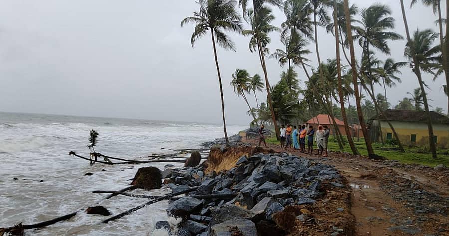 ಕಾಪುವಿನ ಮೂಳೂರಿನ ತೊಟ್ಟಂನಲ್ಲಿ ಕಡಲ್ಕೊರೆತ ತೀವ್ರಗೊಂಡಿರುವುದು
