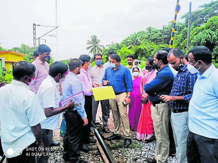 ಮೂಲ್ಕಿ ಬಳಿಯ ಹಳೆಯಂಗಡಿ ರೈಲ್ವೆ ಗೇಟ್ ಸಮೀಪ ಮೇಲ್ಸೇತುವೆ ನಿರ್ಮಾಣ ಸಂಬಂಧ ಶಾಸಕ ಉಮಾನಾಥ ಕೋಟ್ಯಾನ್, ಜಿಲ್ಲಾಧಿಕಾರಿ ಡಾ.ಕೆ.ವಿ.ರಾಜೇಂದ್ರ ಅವರೊಂದಿಗೆ ಸ್ಥಳ ಪರಿಶೀಲಿಸಿದರು.