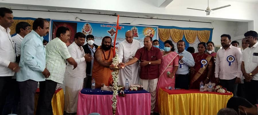 ಹರಿಹರದ ನಗರದ ಮರಿಯಾ ಸಧನದಲ್ಲಿ ವಿಶ್ವಕರ್ಮ ಸಮಾದ ವಡ್ನಾಳ್ ಸಾವಿತ್ರಿ ಪೀಠ ಹಾಗೂ ತಾಲ್ಲೂಕು ವಿಶ್ವಕರ್ಮ ಸಮಾಜ ಸಹಯೋಗದಲ್ಲಿ ಉಚಿತ ಕೋವಿಡ್ ಲಸಿಕಾ ಅಭಿಯಾನಕ್ಕೆ ಮಾಜಿ ಶಾಸಕ ಎಚ್.ಎಸ್. ಶಿವಶಂಕರ್ ಚಾಲನೆ ನೀಡಿದರು